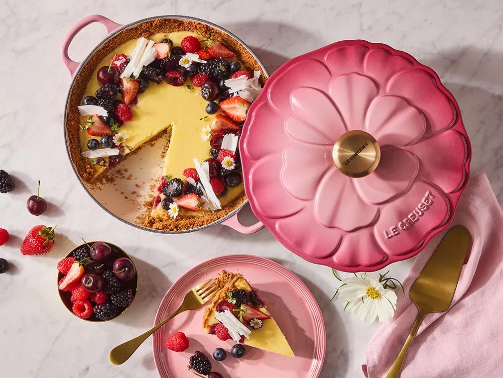Käsekuchen mit weißer Schokolade und Beeren