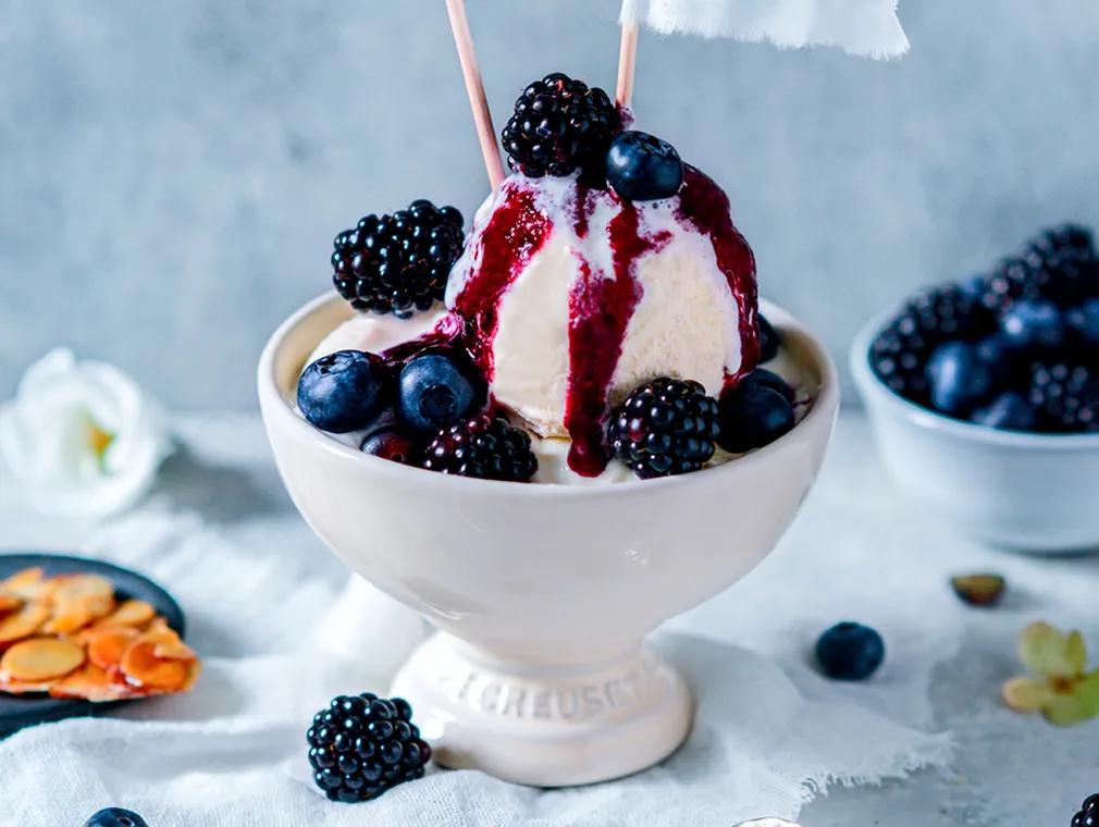 Mandel-Tonkabohnen-Parfait mit Brombeercoulis