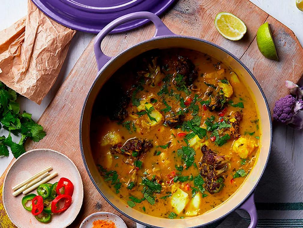 Fischcurry mit Kurkuma, Kokosnuss und lila Blumenkohl