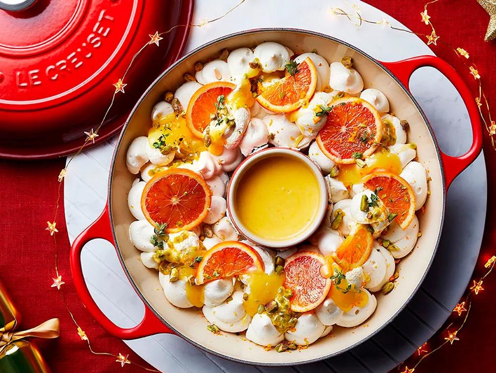 Winterlicher Baiserkranz mit Zitrusfrüchten und Creme Anglaise mit Orangenblüten