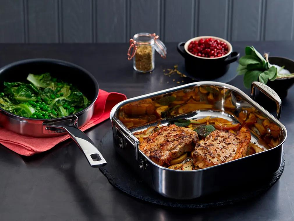 Schweinekoteletts mit Fenchelkruste, Äpfeln, geschmorte Erbsen und geschmortem Salat