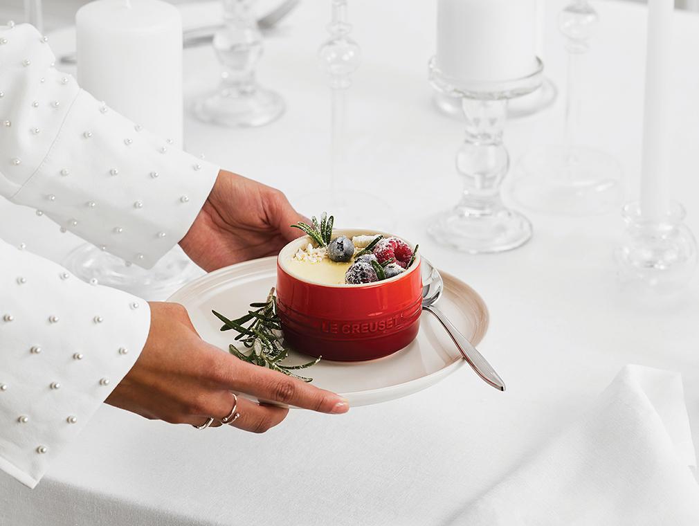 Weiße Schoko-Zitronen-Mousse mit Beerenfüllung und gezuckerten Beeren