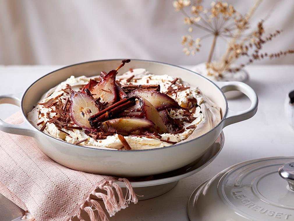 Schokoladen-Pavlova mit pochierter Birne