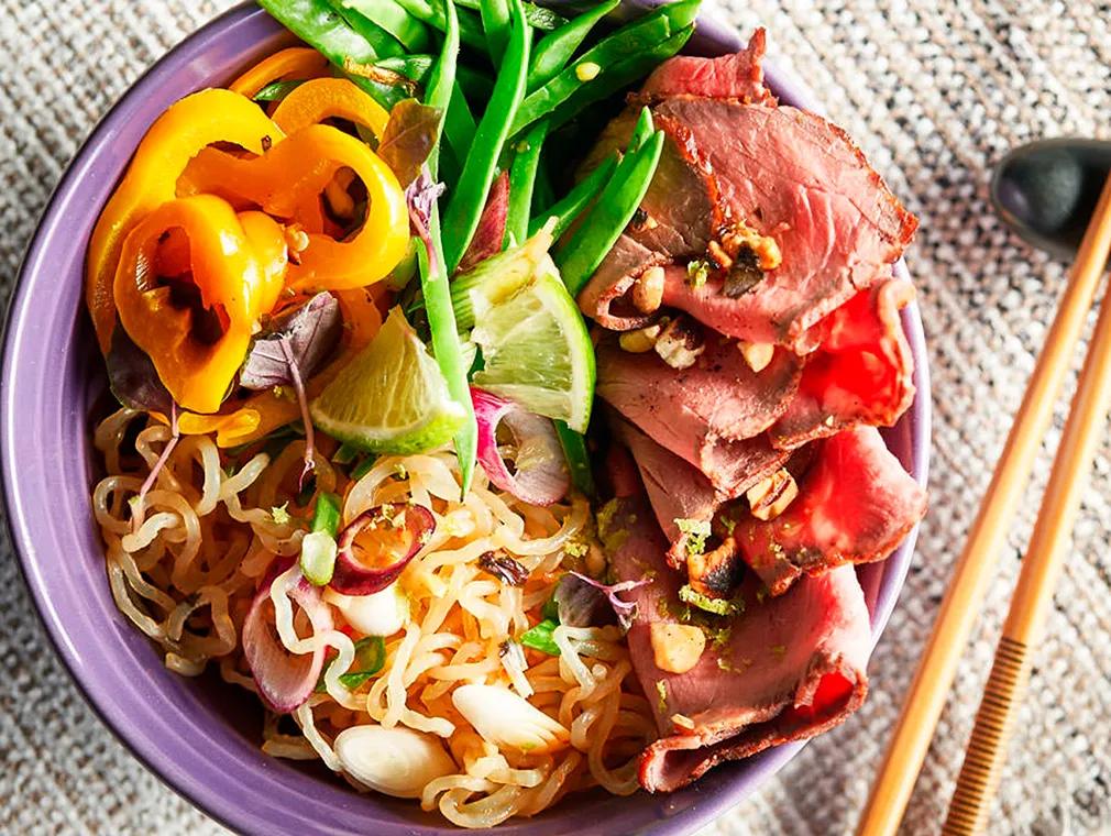 Thai-Pastasalat mit Roastbeef