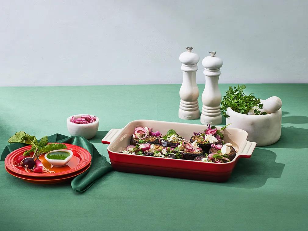 Auberginen mit Kreuzkümmel-Knoblauch-Vinaigrette, Feta und Kräutern