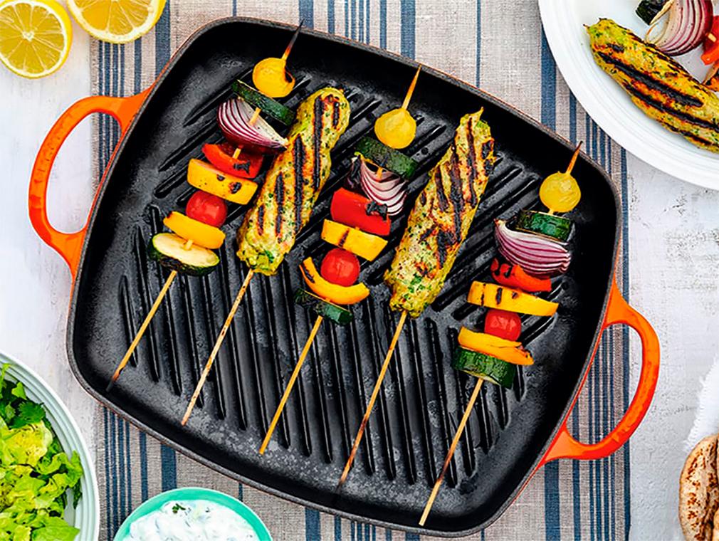Mediterranes Gemüse und Hähnchen-Köfte am Spieß