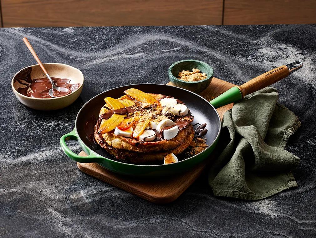 Riesen-French-Toast mit Marshmallows, Schokolade und karamellisierten Bananen