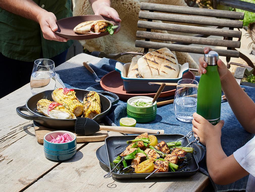 Gegrillte Lachsspieße mit Frühlingszwiebeln und geröstetem Pita-Brot
