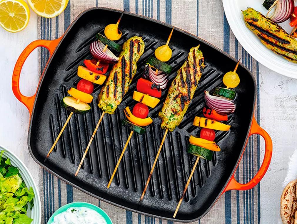 Mediterranes Gemüse und Hähnchen-Köfte am Spieß