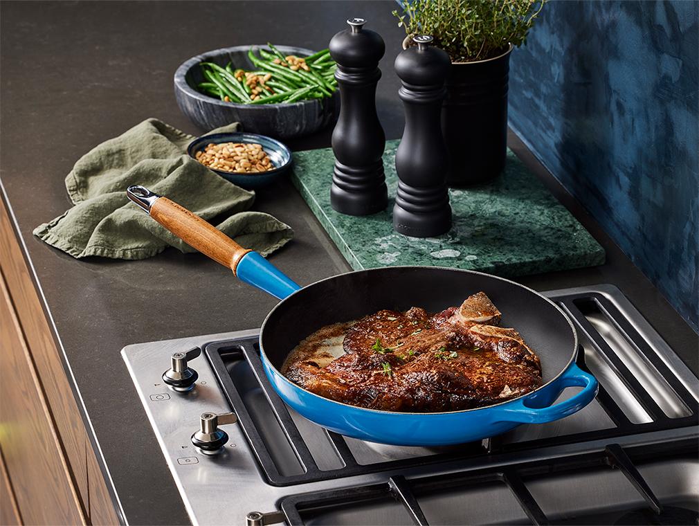 T-Bone-Steak mit schwarzer Knoblauchbutter und grünen Bohnen