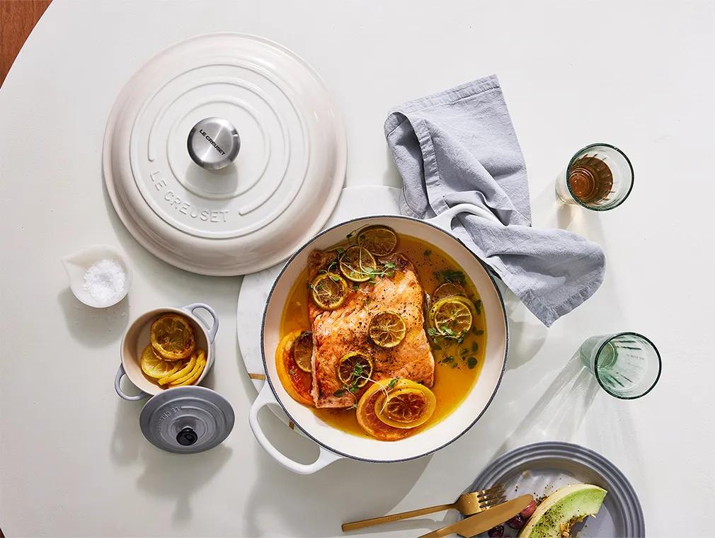 Im Backofen pochierter Lachs mit Weißwein, Honig und Zitrusfrüchten