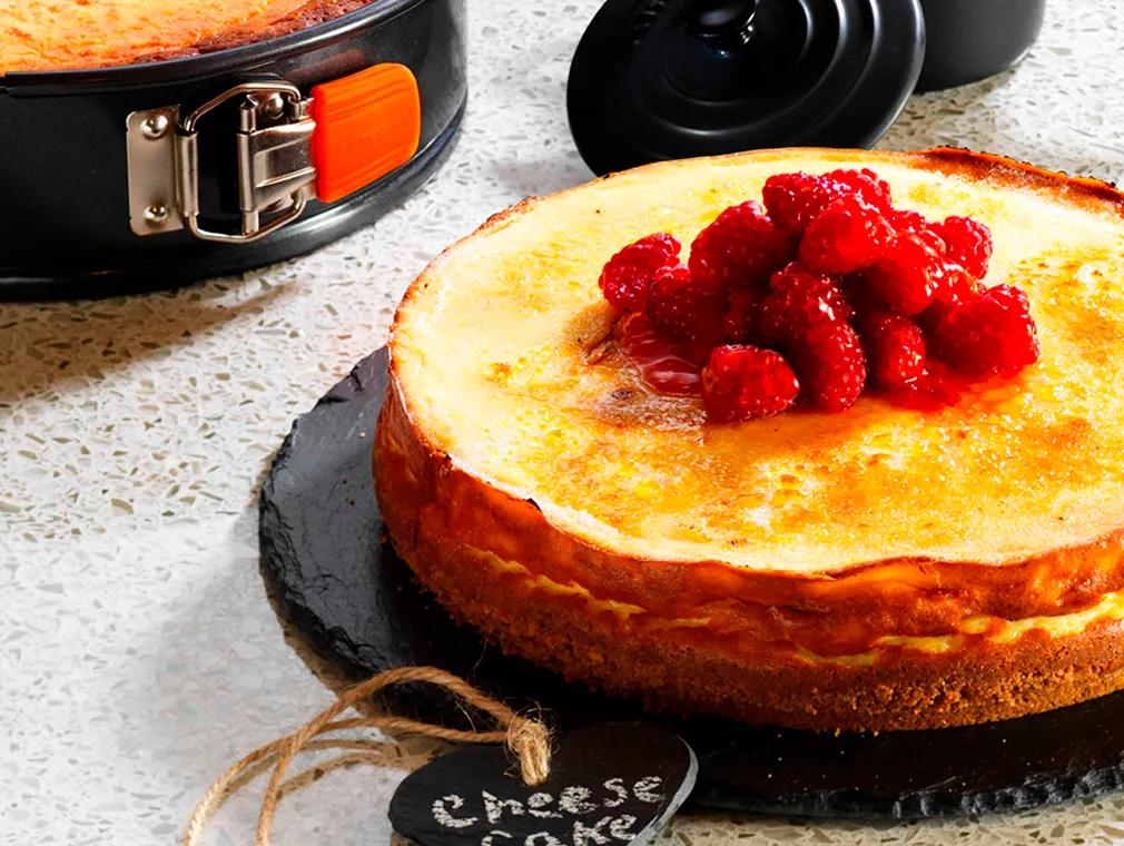 Vanille-Käsekuchen mit Zuckerkruste und frischer Himbeersauce