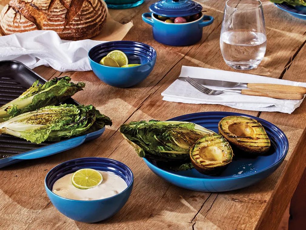 Gebratene Salatherzen und Avocado mit Crème-Fraiche-Dressing