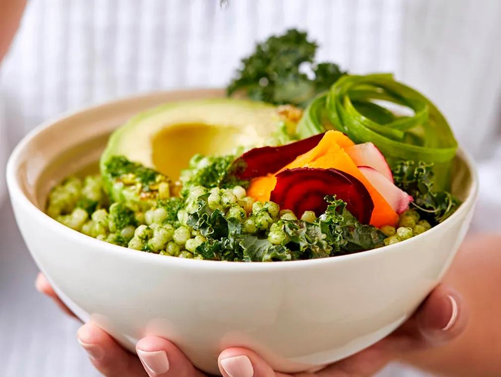 Grüne Bowls mit Couscous, Dukkah und Avocado