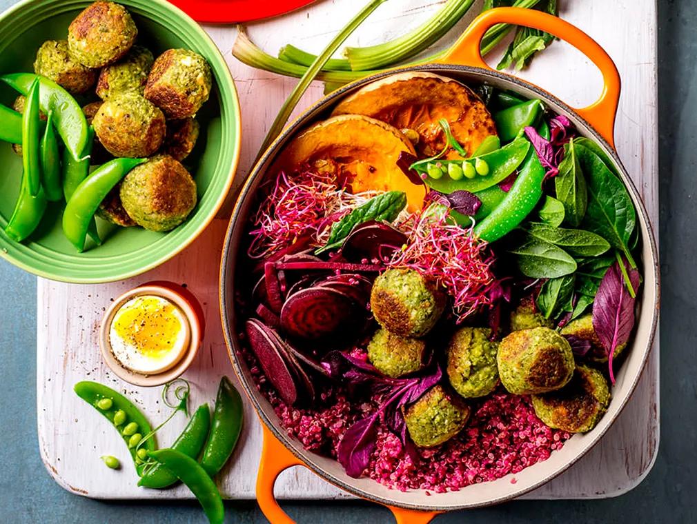 Quinoa mit Rote Bete und Erbsen-Falafeln