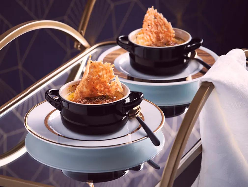 Kürbis-Crème-brûlée mit Parmesan-Cracker