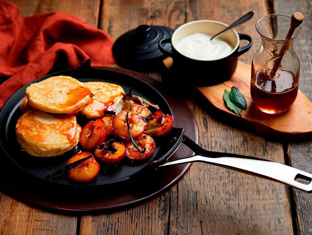 Pancakes mit Vanille-Honig-Pflaumen