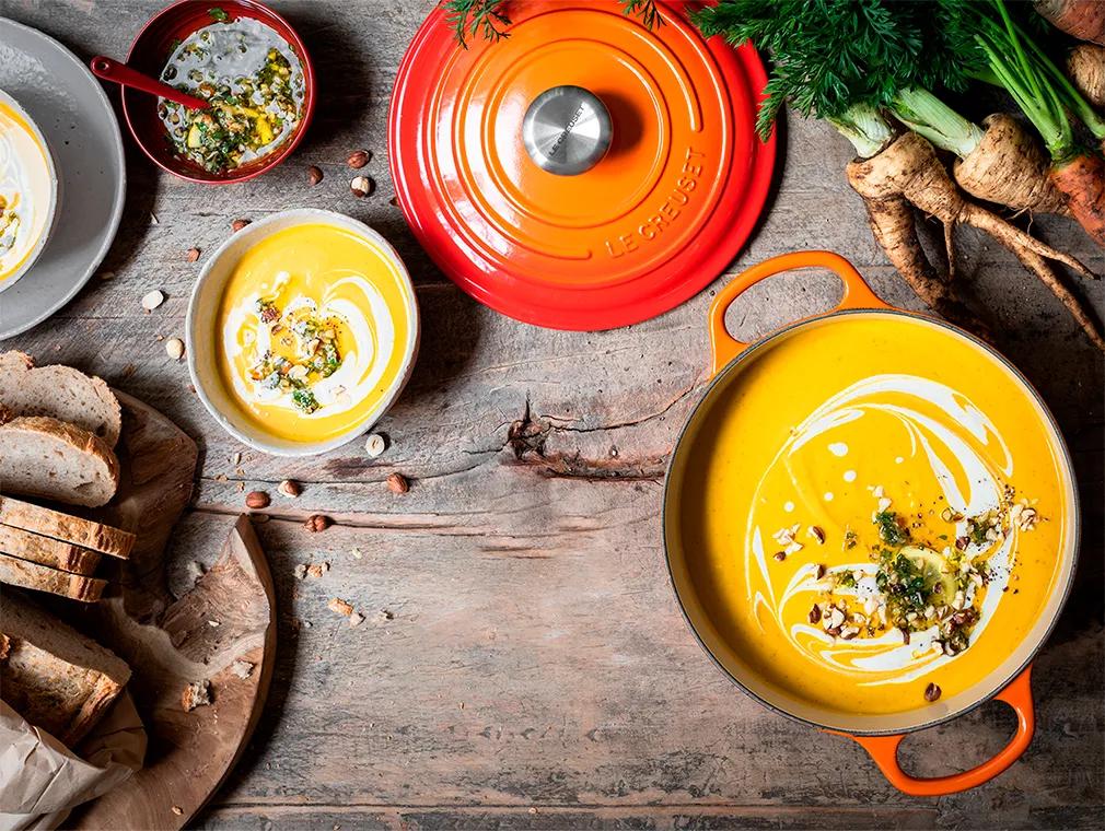 Möhren-Pastinaken-Suppe mit gerösteter Haselnuss-Salsa